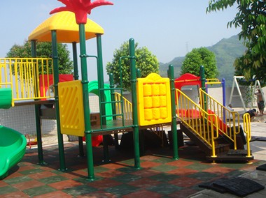 云南孤儿院儿童滑梯
